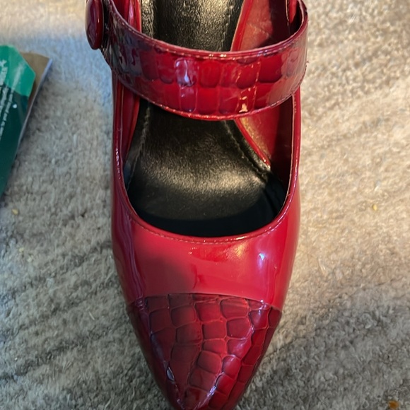 EUC Gianni Bini Platform Pump, Red/Reptile, Size 8.5 - Picture 5 of 5